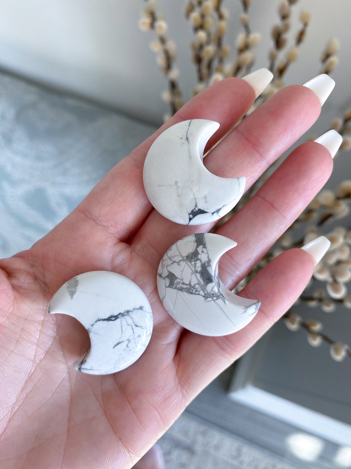 Howlite Mini Moon Carving