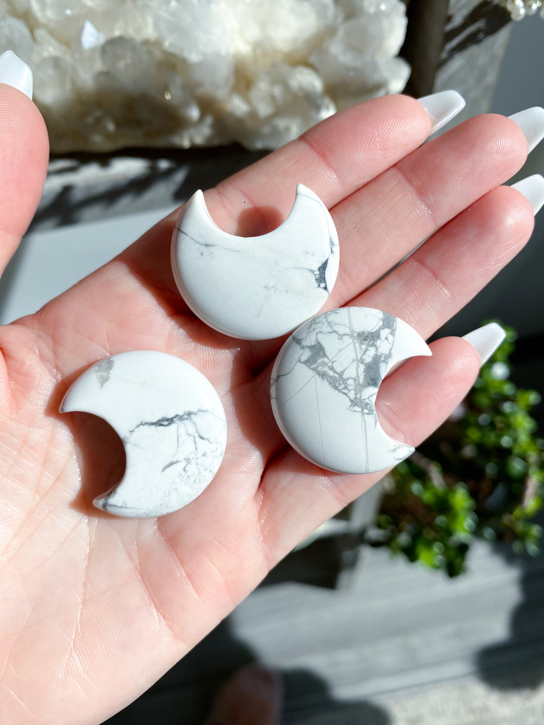 Howlite Mini Moon Carving