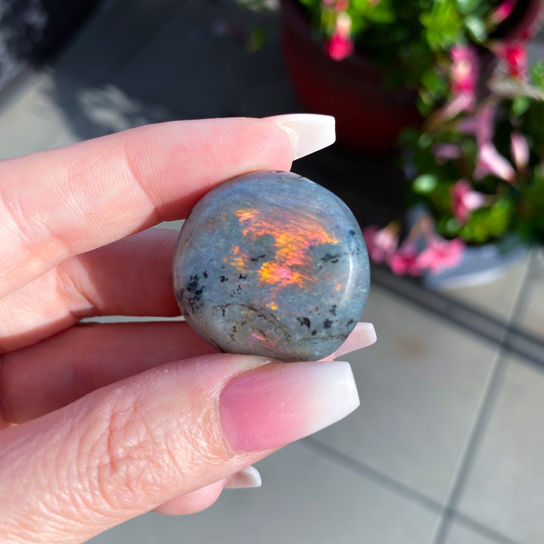 Flashy Sunset Labradorite Pebble Stone 