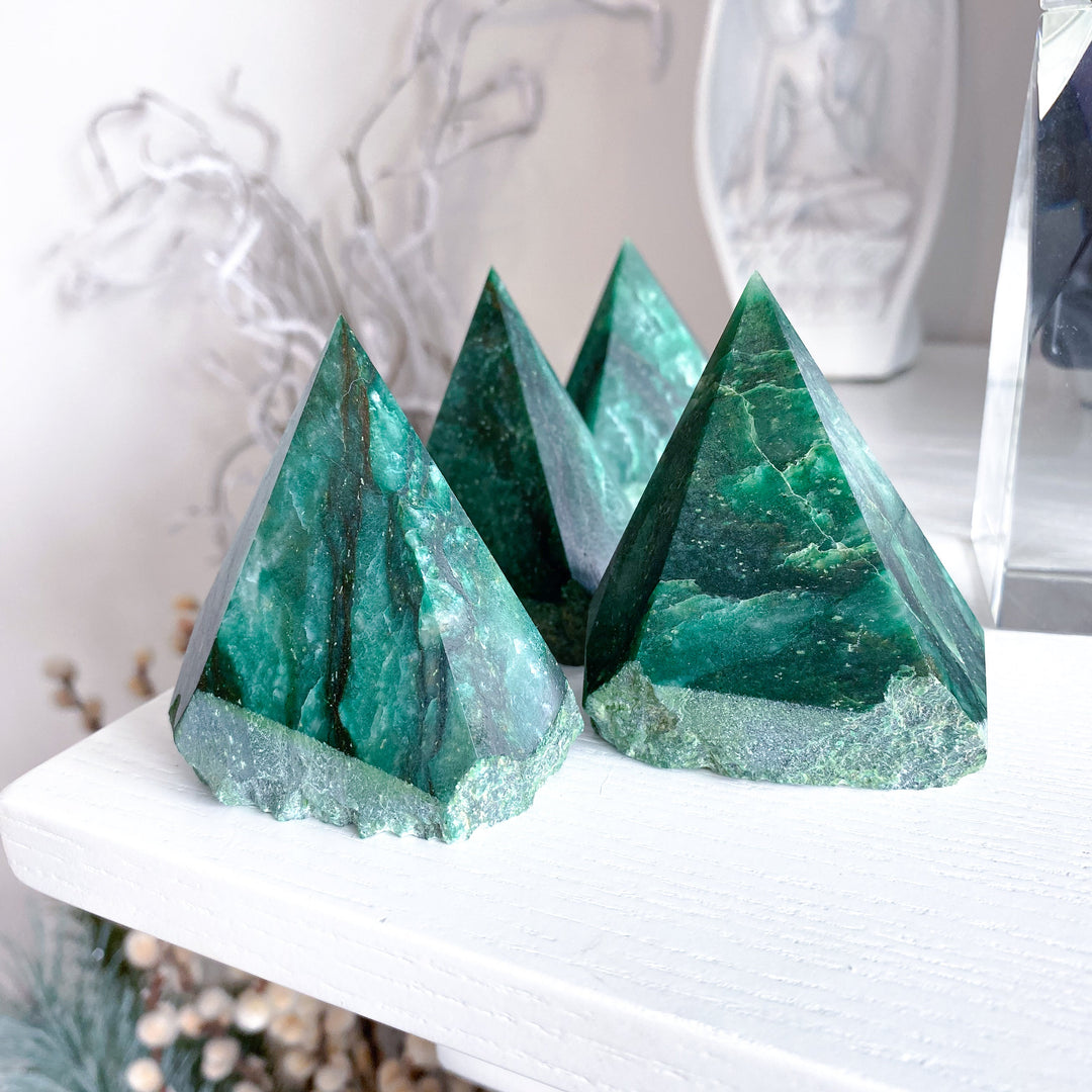 ABUNDANCE: Bright Green Aventurine Top Polish Point