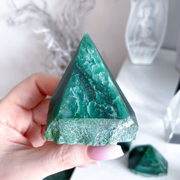 ABUNDANCE: Bright Green Aventurine Top Polish Point