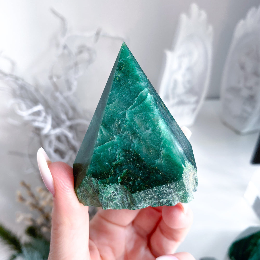 ABUNDANCE: Bright Green Aventurine Top Polish Point