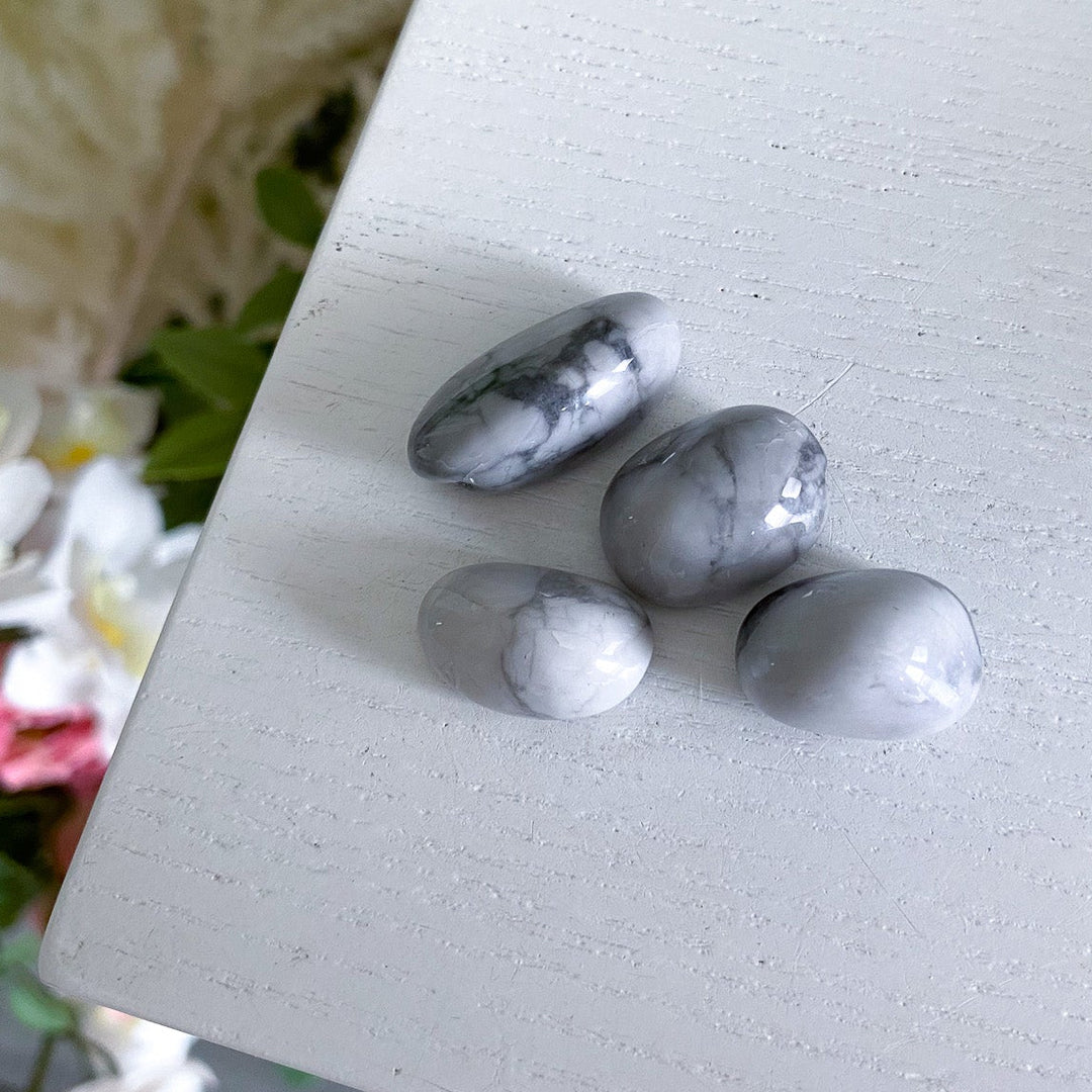 XS Gray Howlite Tumble