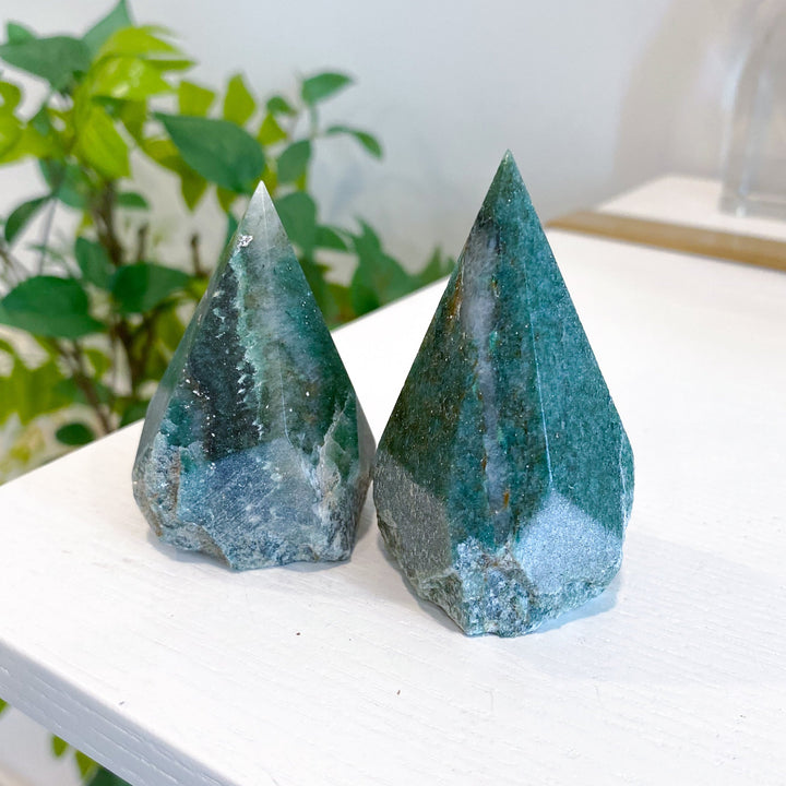ABUNDANCE Green Aventurine Top Polish Point w/ Quartz - Health - Achievement - Success - Money - Remove Pain - Heart Chakra