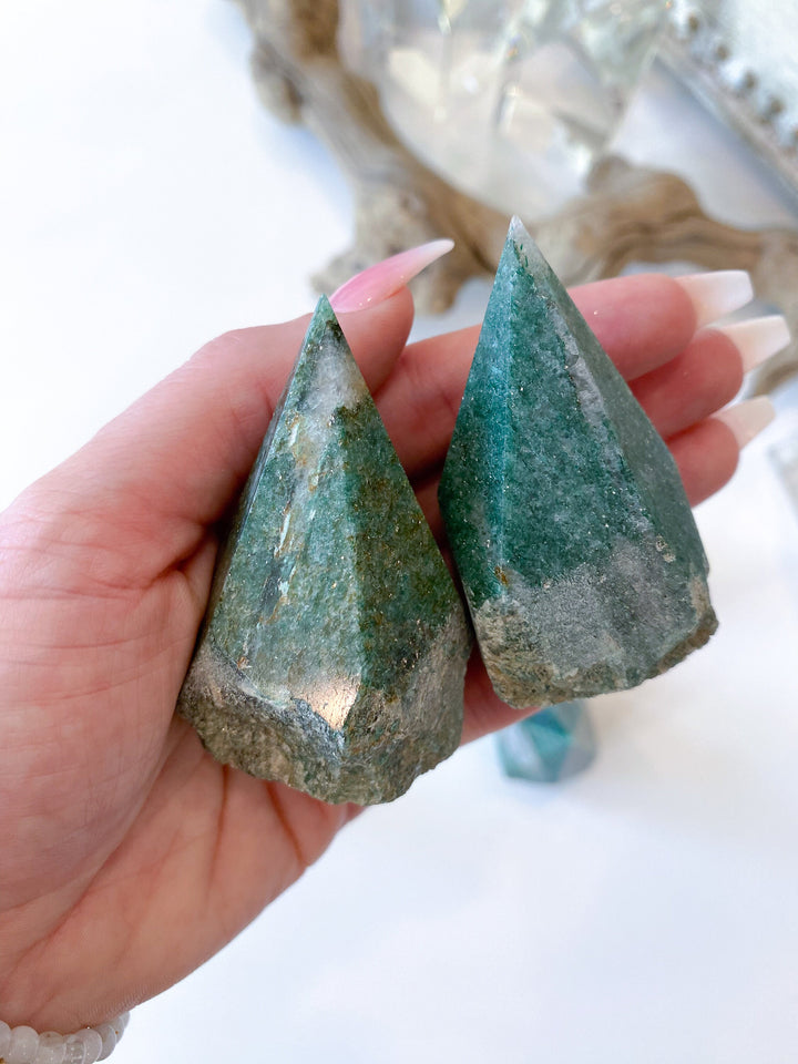 ABUNDANCE Green Aventurine Top Polish Point w/ Quartz - Health - Achievement - Success - Money - Remove Pain - Heart Chakra